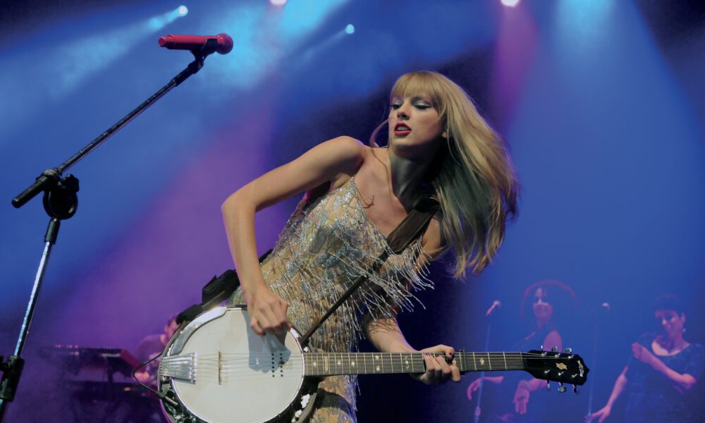il fenomeno taylor swift da star country a icona globale