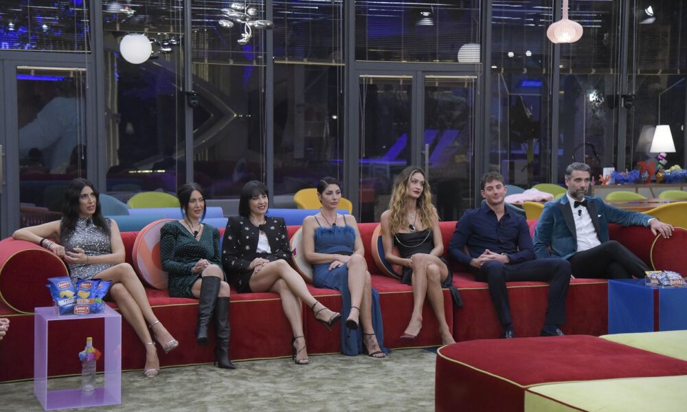 Grande Fratello: emozioni, scontri e sorprese nella puntata di ieri apertura