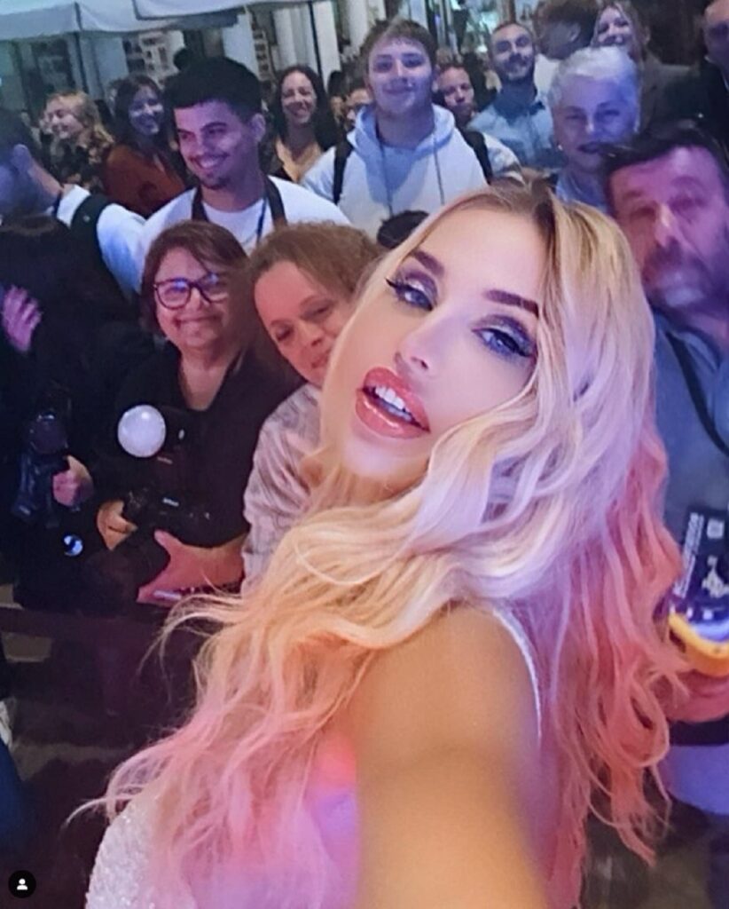 Valeria Marini aggredita sulle scale di casa: denunciato un uomo 2 111