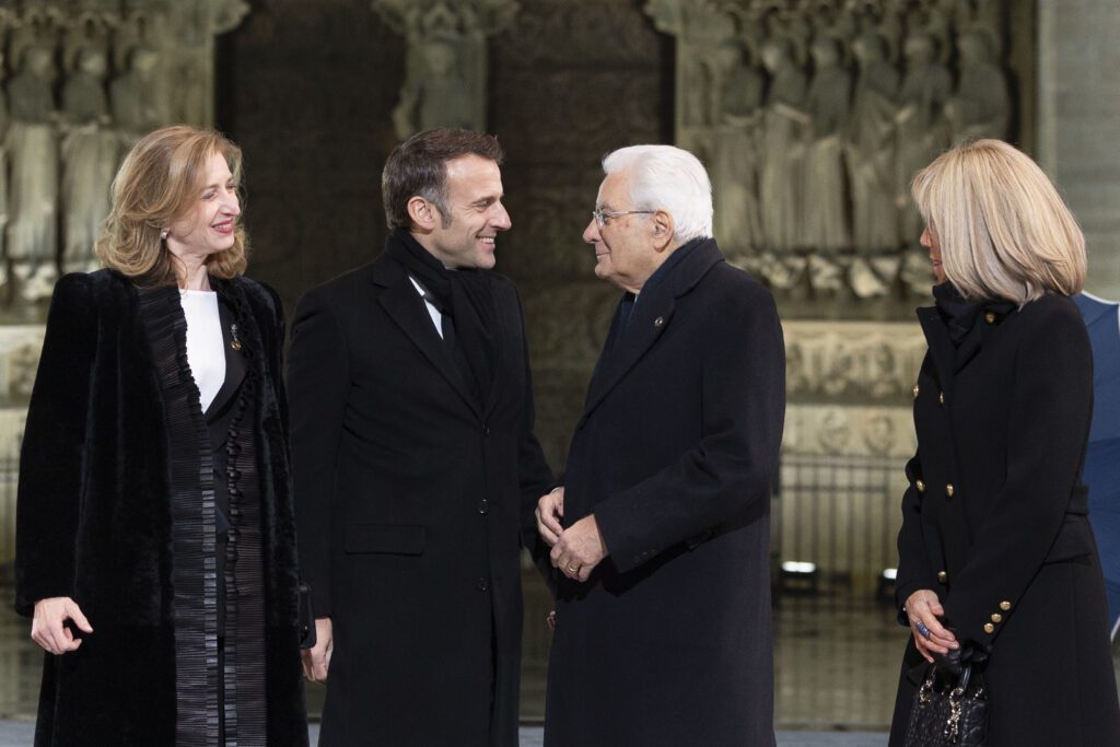 Il Presidente della Repubblica Sergio Mattarella e la Sig.ra Laura con Emmanuel Macron Presidente della Repubblica francese e la moglie Brigitte, in occasione della cerimonia di riapertura della Cattedrale di Notre-Dame (foto di Francesco Ammendola - Ufficio per la Stampa e la Comunicazione della Presidenza della Repubblica)