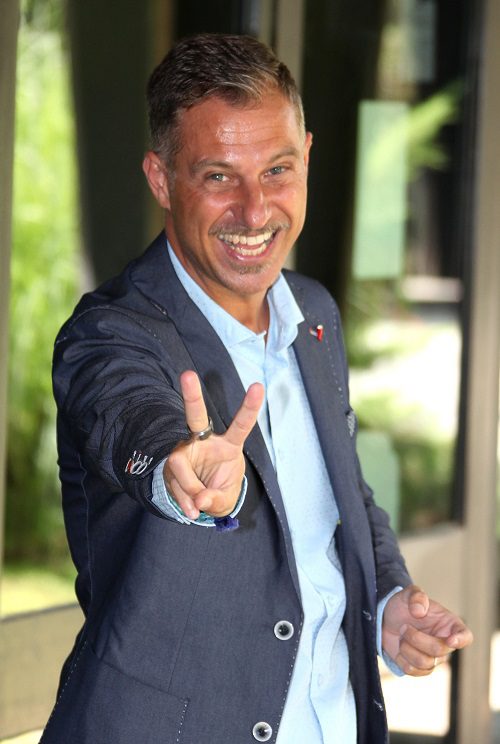 Gabriele Corsi (53) è showman, conduttore televisivo e radiofonico, comico e attore, componente del Trio Medusa.