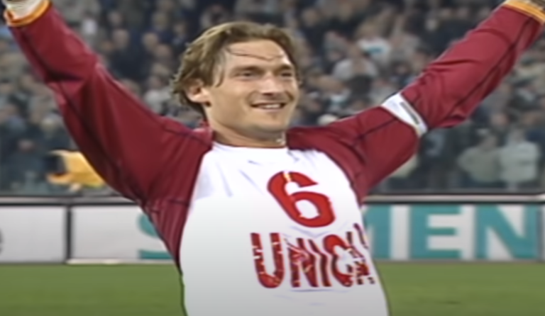 La maglietta "Sei Unica" dedicata a Ilary e indossata da Totti il 10 marzo 2002 dopo un gol nel derby con la Lazio.