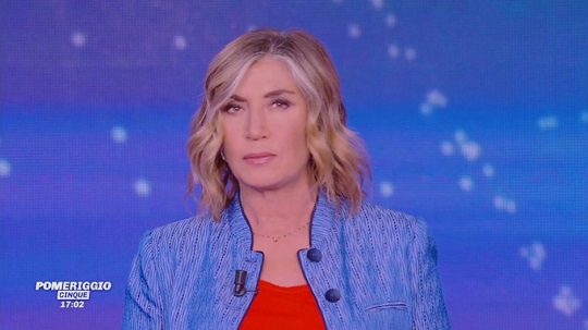 Myrta Merlino (55) ha sostituito Barbara d’Urso (67) alla conduzione di Pomeriggio Cinque. Durante le vacanze di Natale, è Dario Maltese (47) a tenere le redini del salotto tv. Secondo i rumor, a lui potrebbe essere affidato il programma nella prossima stagione televisiva.
