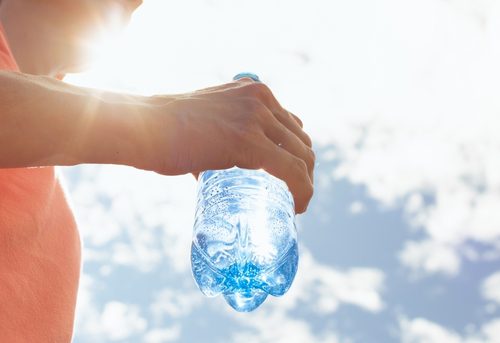 Bere almeno 1,5 litri di acqua al giorno è fondamentale per mantenere l'equilibrio del nostro corpo e rimanere idratati.