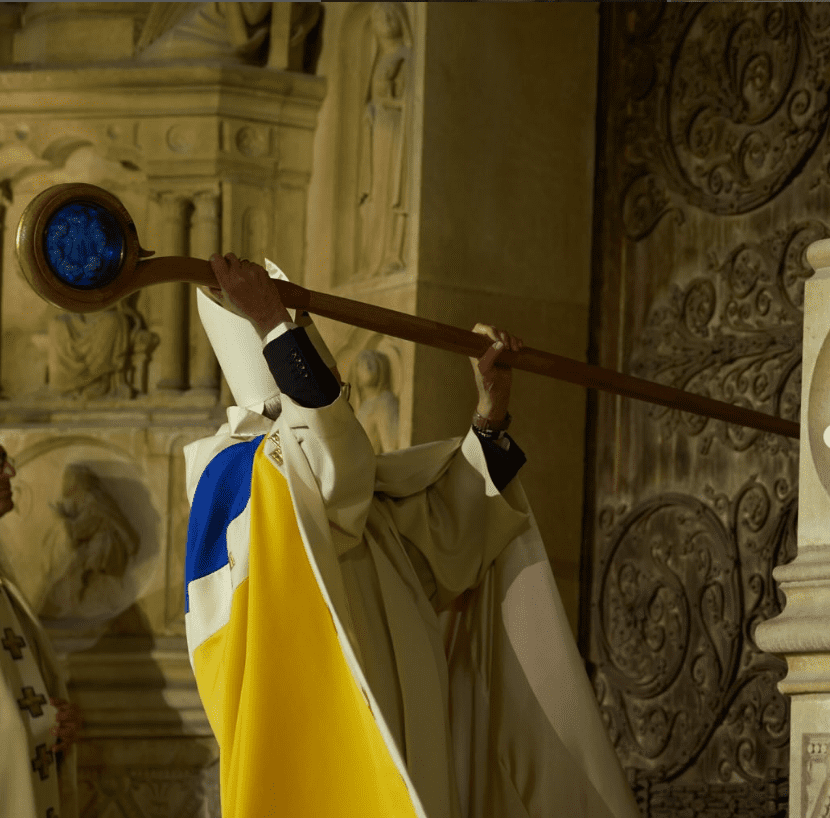 Monsignor Ulrich apre i battenti della Cattedrale con il bastone pastorale © Régine Mahaux per la Diocesi di Parigi