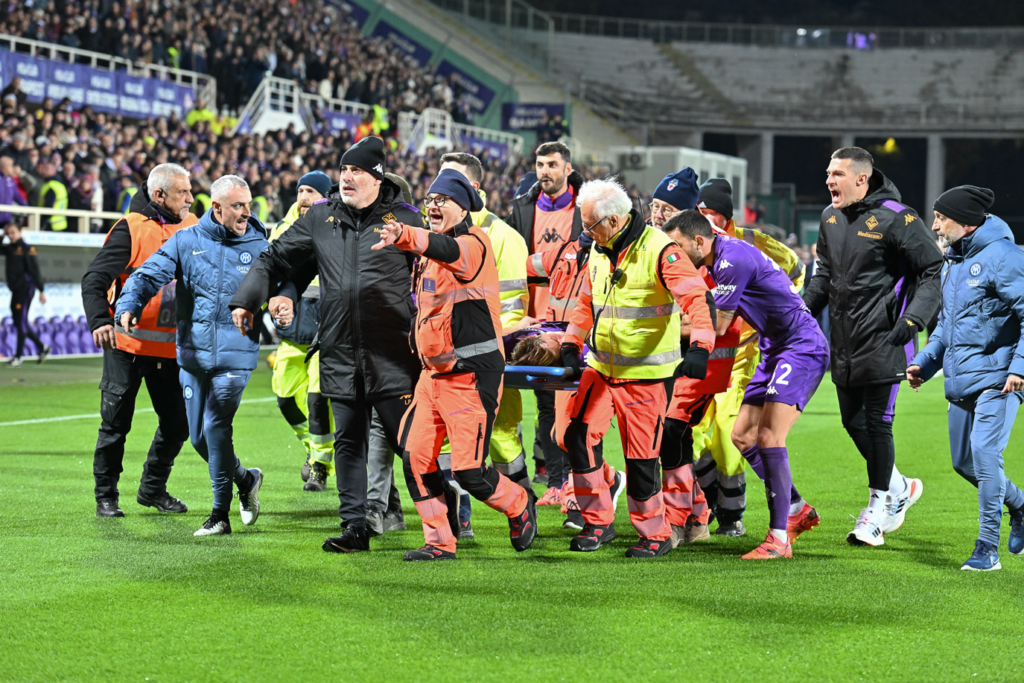 I primi soccorsi in campo prestati a Edoardo Bove dopo il malore occorsogli durante la partita Fiorentina-Inter