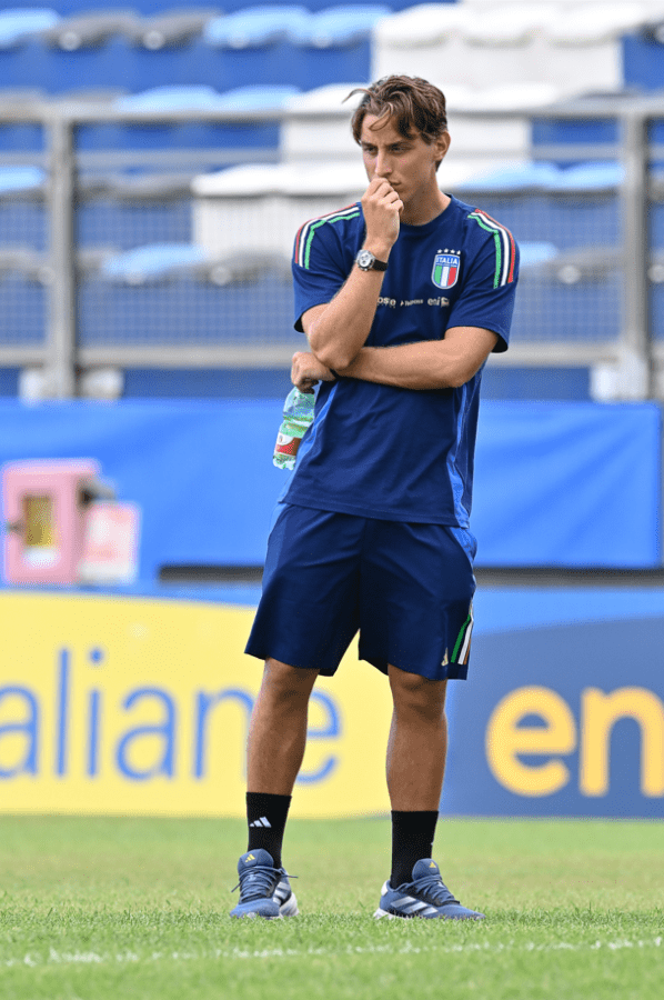 bove pensieroso durante un allenamento con la Nazionale U21