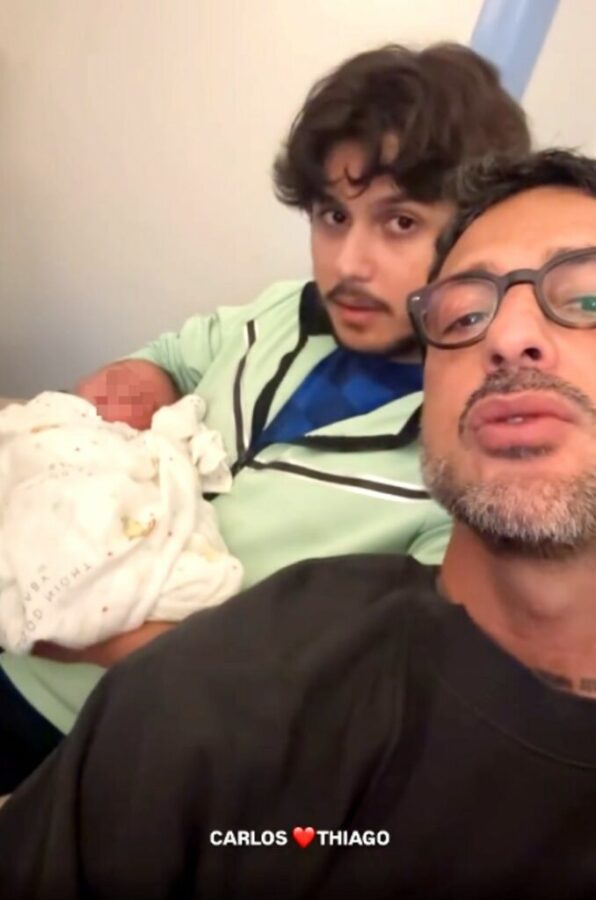 Il primo dolcissimo incontro tra Carlos Corona, figlio di Fabrizio e Nina Moric, e il fratellino neonato Thiago.