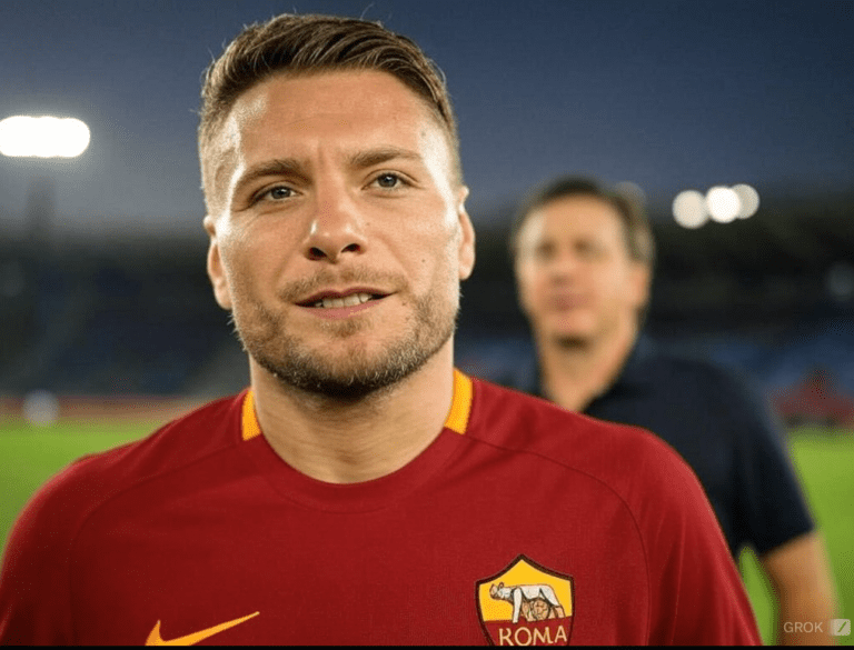 +++ ATTENZIONE, QUESTA E' UNA FOTO FAKE GENERATA CON l'AI DI "X", GROK +++ Ciro Immobile con la maglia della Roma