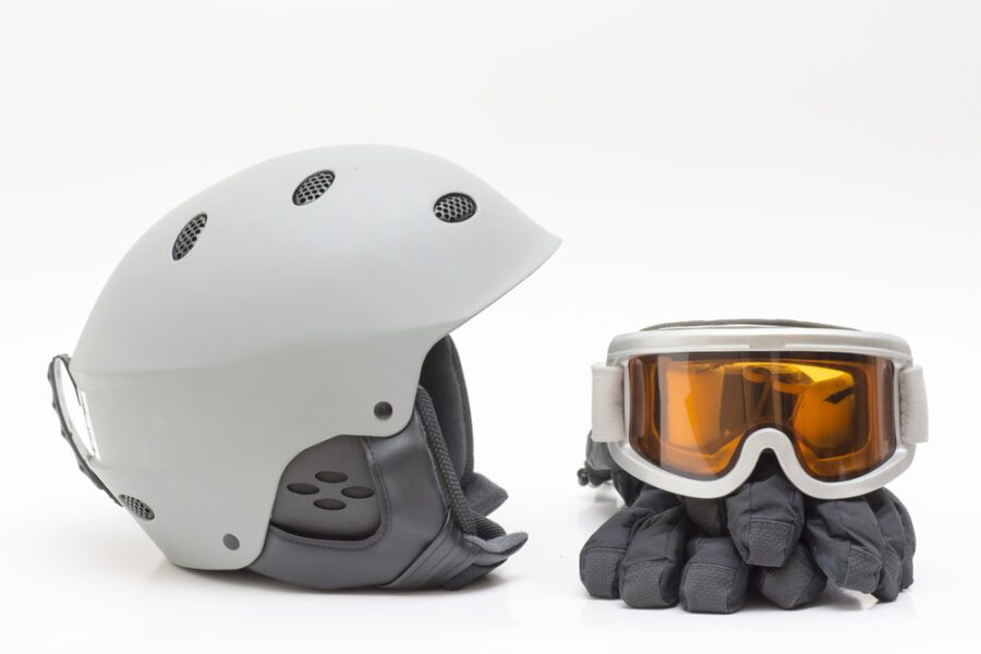 Casco e protezioni per mani e occhi