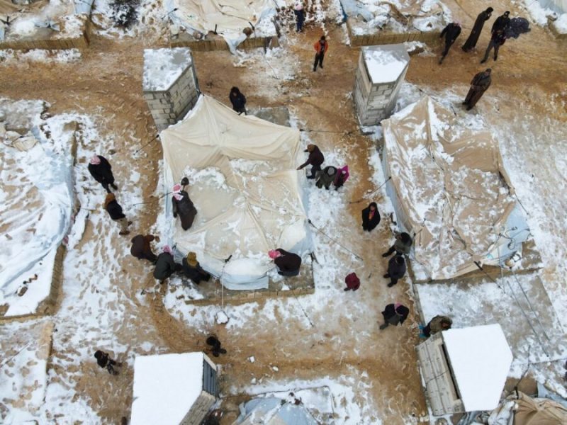 Rifugiati sotto freddo e neve. UNHCR chiede aiuto 2 Un campo di rifugiati innevato in Siria visto dall'alto