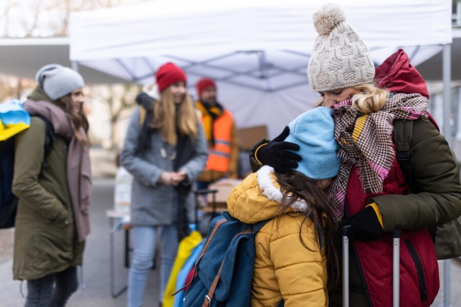 Rifugiati sotto freddo e neve. UNHCR chiede aiuto 3 Una madre abbraccia la figlia in un campo di rifugiati ucraini