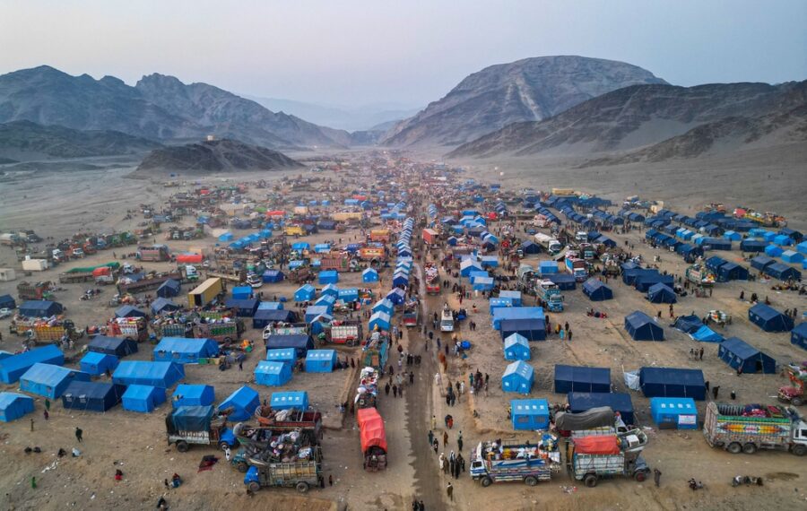 Rifugiati sotto freddo e neve. UNHCR chiede aiuto 4 Un campo di profughi al confine tra Pakistan e Afghanistan visto da un drone