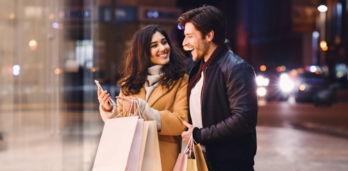 Saldi 2025: il vademecum per viverli al meglio e… sopravvivere! 3 Una coppia fa shopping felice insieme
