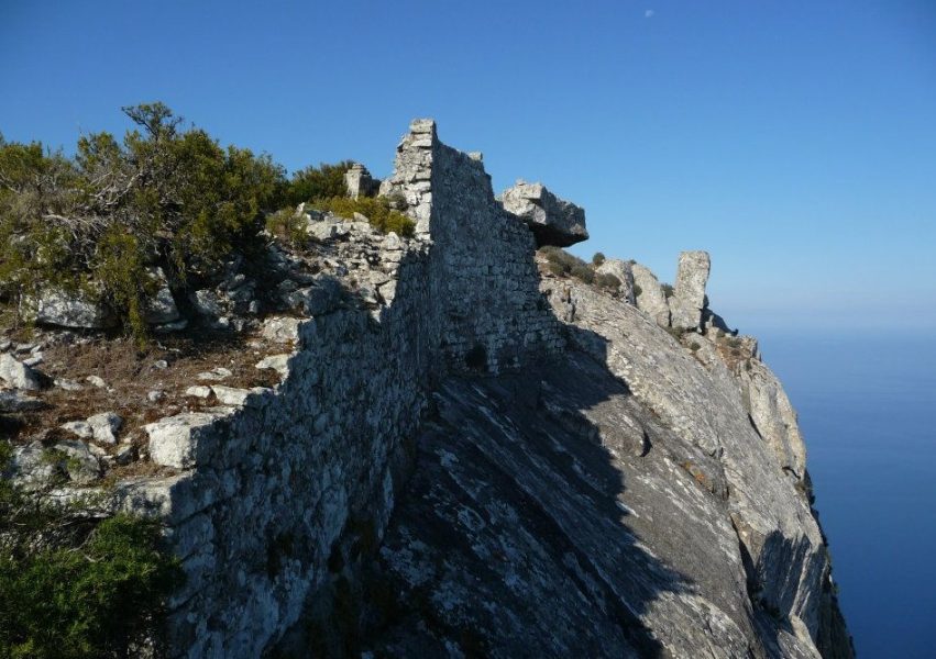 I ruderi della Fortezza di Montecristo, che nel 2025 saranno visitabili in due date dedicate il 5 aprile il 7 settembre.