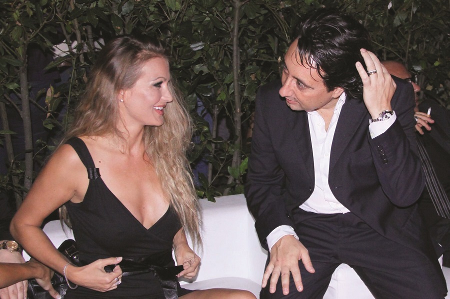 Dal 2013, Eva Henger (52) è sposata con Massimiliano Caroletti (54), produttore cinematografico e televisivo, con il quale ha iniziato anche un sodalizio professionale.