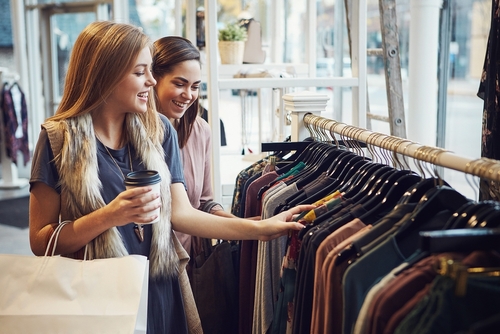 Saldi 2025: il vademecum per viverli al meglio e… sopravvivere! 5 Due ragazze fanno shopping insieme