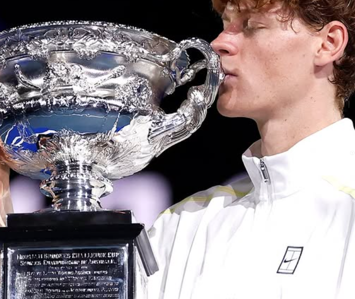 Jannik Sinner bacia il trofeo dell'Australian Open di tennis 2025
