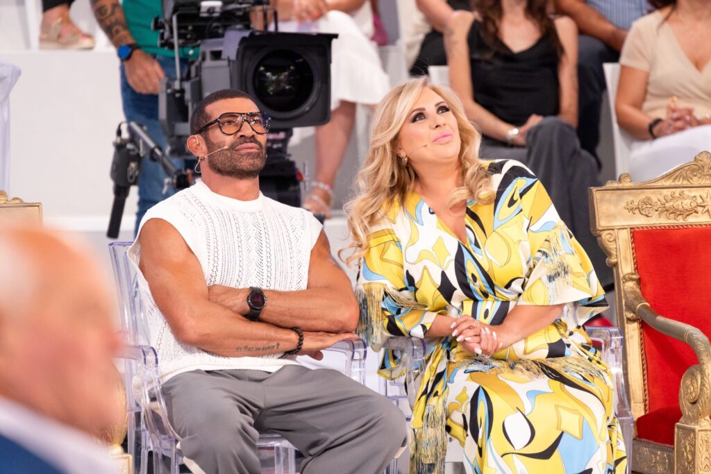 Irresistibile Tina Cipollari: casting aperti a "Uomini e Donne" per trovare l’amore! 1 Irresistibile Tina Cipollari: casting aperti a "Uomini e Donne" per trovare l'amore!