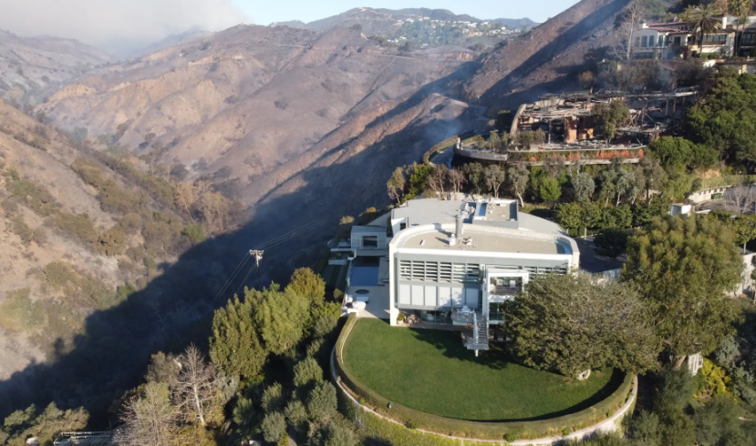 Una ripresa dall'alto della villa di Tom Hanks: quella immediatamente precedente appare danneggiata dal fuoco, la sua è rimasta indenne