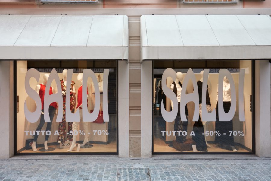 Saldi 2025: il vademecum per viverli al meglio e… sopravvivere! 2 Vetrine dei negozi con la scritta saldi.