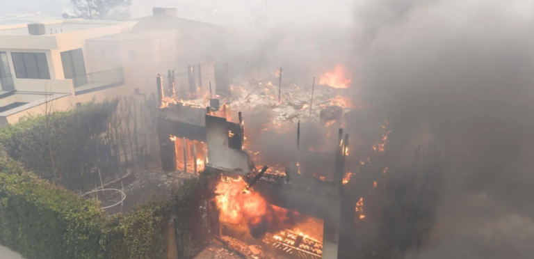 Le riprese dell'abitazioni di Adam Brody e Leighton Meester distrutta dalle fiamme