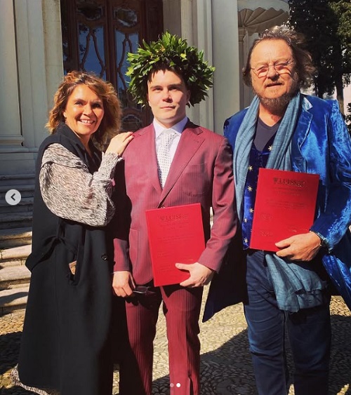Adelmo Blue Fornaciari nel giorno della sua laurea con i genitori in uno scatto pubblicato da mamma Francesca Mozer.