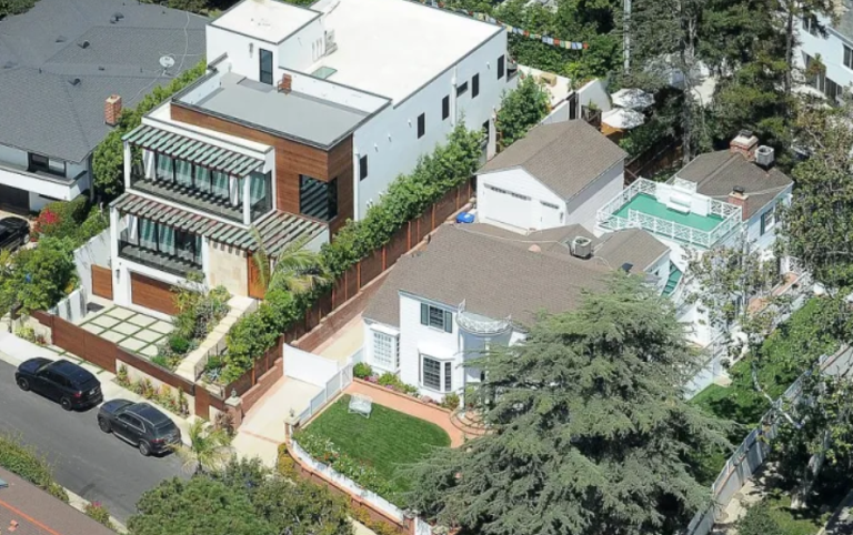 Le due abitazioni adiacenti di proprietà di Anthony Hopkins, una palazzina residenziale a tre piani e un immobile risalente al 1940.