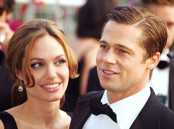 Brad Pitt (61 anni) e Angelina Jolie (49 anni) si erano messi insieme nel 2005 dopo il colpo di fulmine sul set di “Mr e Mrs Smith”. Si sposarono nel 2014 a Chateau Miraval e si separarono due anni dopo.