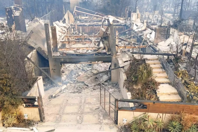 Le case di Anthony Hopkins distrutte dal fuoco