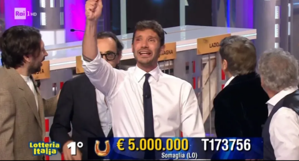 Il momento della proclamazione del biglietto vincente della Lotteria Italia 2024.25