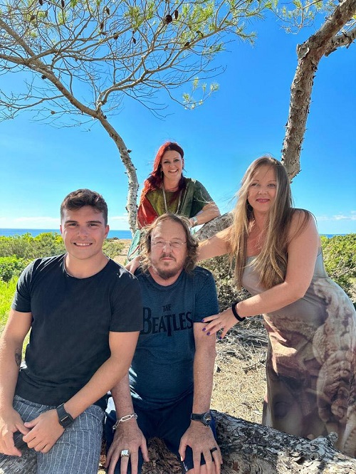 Zucchero e i tre figli: Adelmo Blue, Irene e Alice.