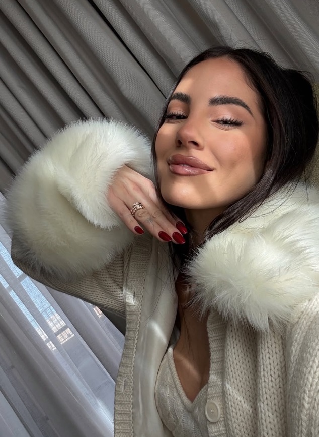 Karina Cascella (44) promuove Giulia De Lellis (28): «È educata, gentile, super carina e disponibile con tutti».