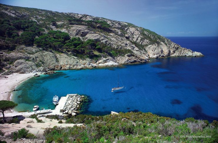 Le barche delle visite guidate approdano sull'isola di Montecristo