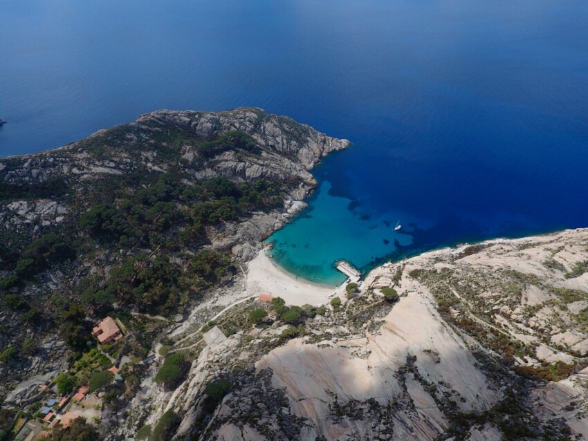Cala Maestra, l'unico approdo dell'isola, si trova sul lato occidentale e ha un fondale sabbioso.