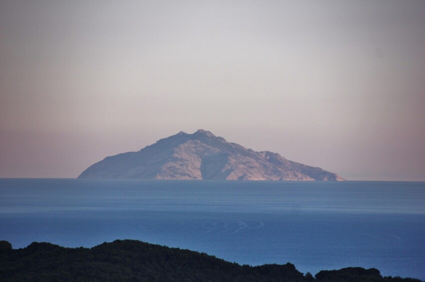 L'isola di Montecristo vista dall'isola d'Elba.