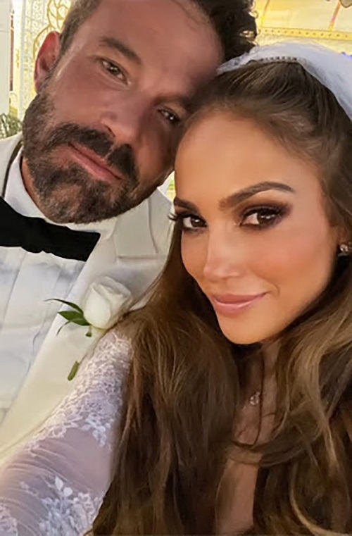 JLo aveva inviato ai fan iscritti alla sua newsletter le foto del suo matrimonio con Ben celebrato alla Little White Wedding Chapel di Las Vegas nel 2002.