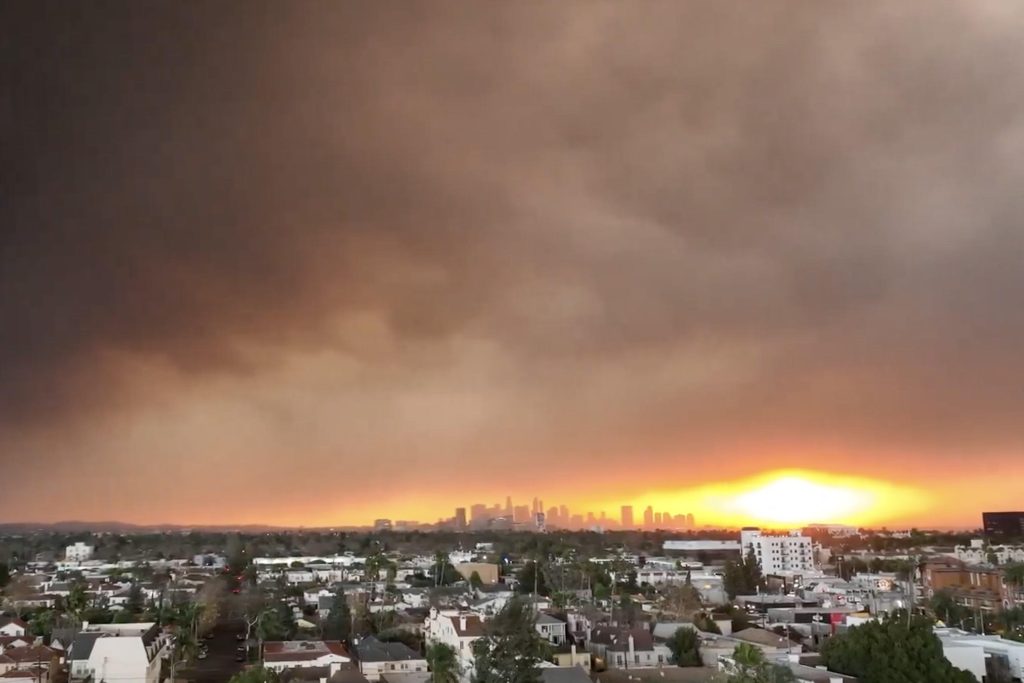 (KIKA) - LOS ANGELES - Gli incendi che stanno devastando l'area di Los Angeles hanno colpito duramente anche numerose celebrità di Hollywood, molte delle quali hanno visto le loro abitazioni distrutte o danneggiate dalle fiamme.Paris Hilton ha espresso il suo dolore sui social media, condividendo immagini della sua villa a Malibu in fiamme. Ha dichiarato: "Con il cuore spezzato. Sedersi con la mia famiglia, guardare le notizie e vedere la nostra casa a Malibu bruciare in diretta televisiva è qualcosa che nessuno dovrebbe mai provare".L'attore Billy Crystal e sua moglie Janice hanno perso la loro casa a Pacific Palisades, dove vivevano dal 1979. Crystal ha affermato: "Ogni centimetro della nostra casa era pieno di amore. Ricordi bellissimi che non possono essere portati via".Anche l'attore James Woods ha visto la sua proprietà a Pacific Palisades andare distrutta. In un'intervista, ha dichiarato: "Un giorno stai nuotando in piscina e il giorno dopo non c'è più niente".La coppia di attori Adam Brody e Leighton Meester ha perso la loro residenza a Los Angeles, valutata circa 6,5 milioni di dollari.L'attrice Anna Faris ha visto la sua casa ecologica a Pacific Palisades, acquistata nel 2018 per 4,9 milioni di dollari, completamente distrutta dalle fiamme.La cantante e attrice Mandy Moore ha subito la perdita della sua abitazione, mentre l'attore Cameron Mathison ha visto la sua casa devastata dagli incendi.Altre celebrità, come Ben Affleck, sono state costrette a evacuare le loro residenze. Affleck ha lasciato la sua casa a Pacific Palisades per rifugiarsi presso l'ex moglie Jennifer Garner insieme ai loro figli.Gli incendi hanno causato l'evacuazione di oltre 150.000 persone nell'area di Los Angeles, con almeno cinque vittime e la distruzione di più di 1.000 strutture. La comunità di Pacific Palisades, nota per ospitare numerose celebrità, è stata particolarmente colpita.In risposta alla crisi, l'Academy of Motion Picture Arts and Sciences ha posticipato l'annuncio delle nomination agli Oscar, previsto inizialmente per il 12 gennaio, al 14 gennaio. La cerimonia degli Oscar del 2025 si terrà il 2 marzo e sarà presentata da Conan O'Brien.La devastazione causata dagli incendi ha avuto un impatto significativo sulla comunità di Hollywood, con molte star che esprimono solidarietà e sostegno reciproco in questo momento difficile.