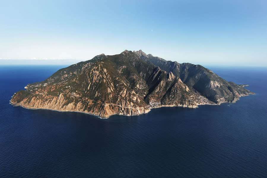 L'isola di Montecristo, 10,39 metri quadrati fatti interamente di roccia a picco sul mare.