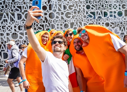 I "Carota Boys" di Sinner lo seguono ovunque. Qui in procinto di fare un selfie per sostenere il campione altoatesino nel torneo parigino del Roland Garros 2024.