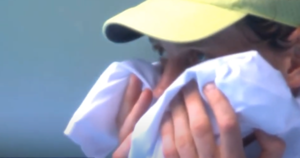 Lo sguardo spaurito di Sinner durante il malore occorso nell'ottavo di finale degli Australian Open 2025 contro Rune.
