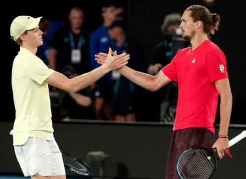La stretta di mano tra Sinner e Zverev al termine dell'incontro.