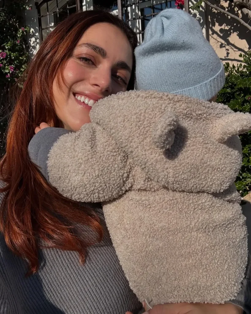 Miriam Leone con il figlio Orlando, nato il 29 dicembre del 2023. L'attrice ha scoperto di essere incinta proprio mentre era sul set di "Miss Fallaci".