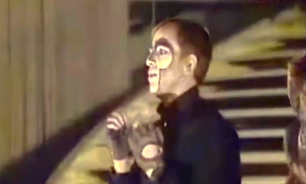 Peter Gabriel "shocka" il Festival con la sua interpretazione dalla faccia trasfigurata e con movenze primordiali in "Shock the Monkey".