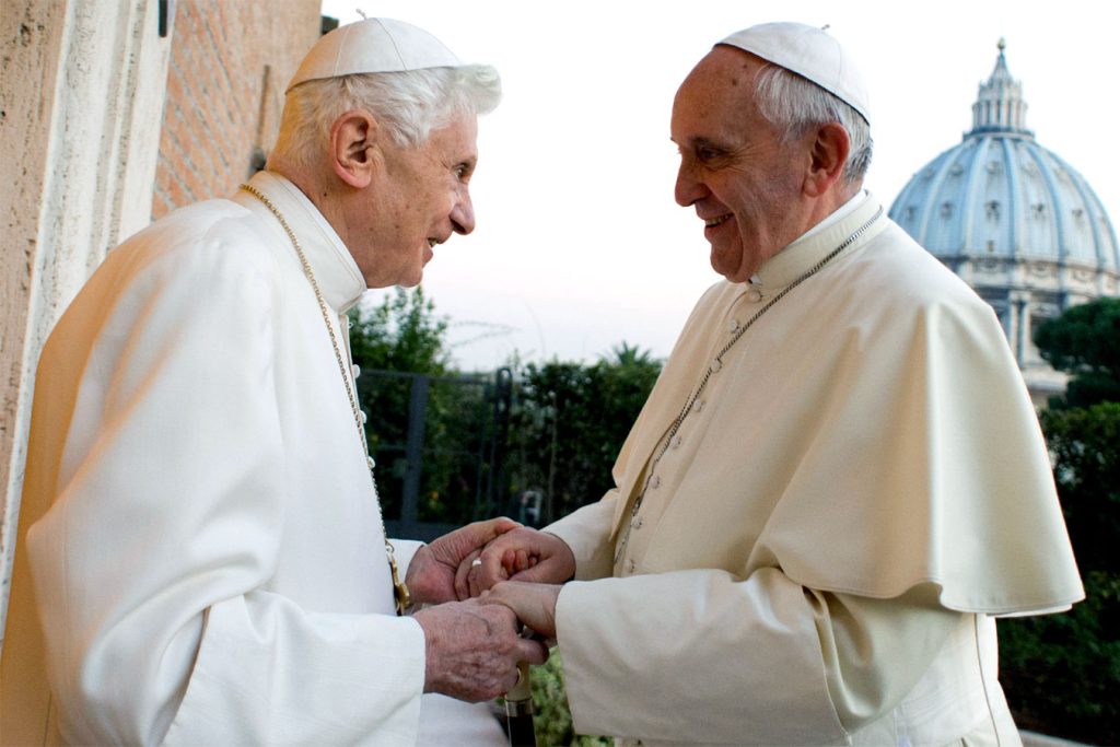 Il Mondo prega per Papa Francesco. Cosa succede, cosa succederà? 2 Papa Francesco (88 anni) con il Papa emerito Benedetto XVI, deceduto il 31 dicembre del 2022.