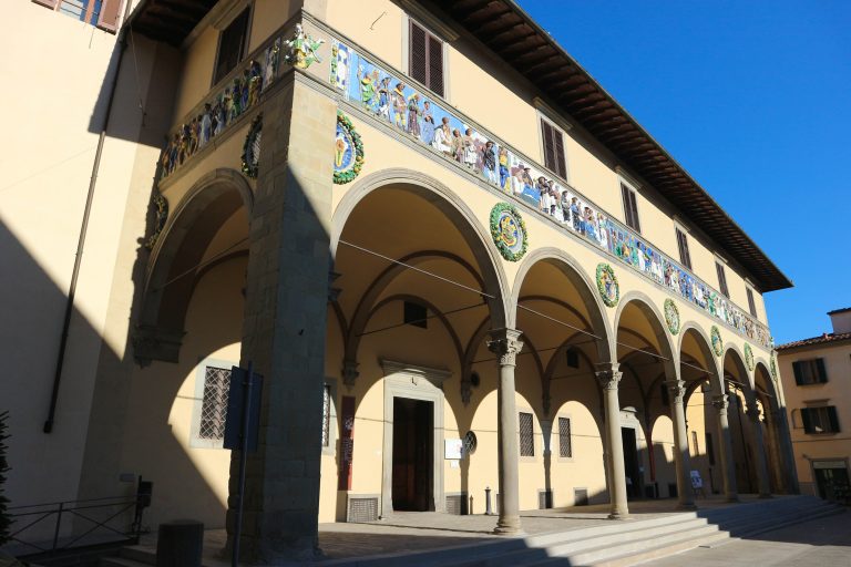 Pistoia, l'elegante salotto d'Italia: un gioiello toscano fuori dal turismo di massa 4 Lo Spedale del Ceppo con il fregio realizzato dalla bottega di Andrea Della Robbia.