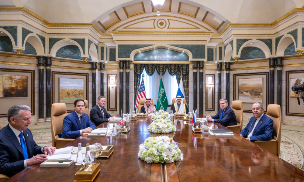 La delegazione USA capeggiata dal Segretario di Stato Marco Rubio e quella russa, capeggiata dal Ministro degli Esteri Sergey Lavrov si incontrano a Riyadh per parlare della situazione in Ucraina, in presenza di S.A. Fasalbin Farhan,Ministro degli Esteri saudita, e di S.A. Musaed Al-Aiban, Ministro di Stato, membro del Consiglio degli Affari Politici e della Sicurezza. - credits: Ministry of Foreign Affairs of the Kingdom of Saudi Arabia