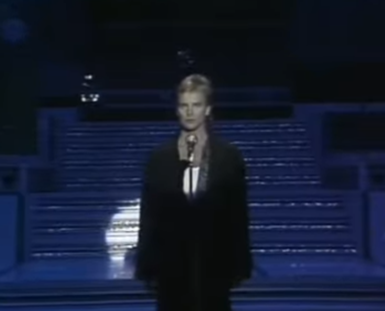 Sting ospite del Festival nel 1986. La sua interpretazione di "Russian" in epoca di guerra freda e di primi timidi spiragli con la "glasnost" e la >"perestrojka" di Gorbaciov che avrebbero fatto capolino di li' a poco contribuì a rendere centrale il tema dei rapporti con l'Unione Sovietica. Anche musicalmente, il brano si distaccava per l'arrangiamento cupo, quasi misitco, rispetto alle canzoni presentate quell'anno. Nel complesso, un'interpretazione memorabile.