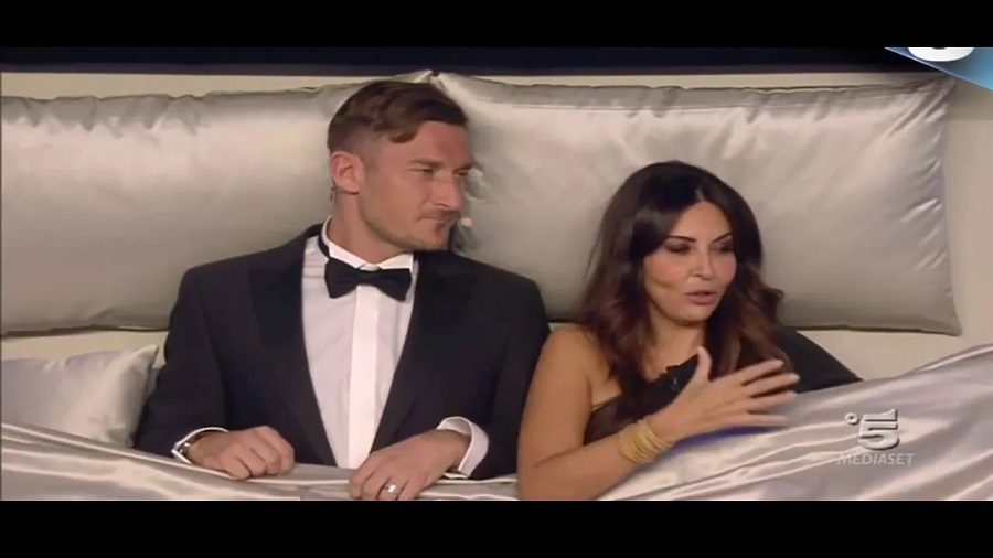 Francesco Totti (48) e Sabrina Ferilli (60) in un divertente siparietto durante la trasmissione ”Reality House”.