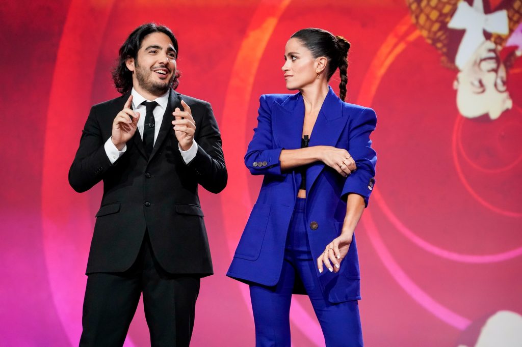 Veronica Gentili (42) con Max Angioni (349in una puntata de "Le Iene"